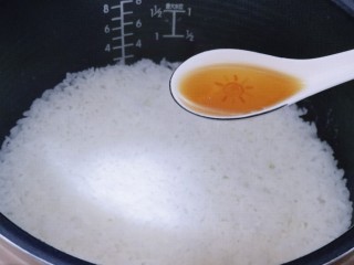 11、懒人煲仔饭--电饭煲版,锅中水分快干时淋锅边一勺芝麻油！