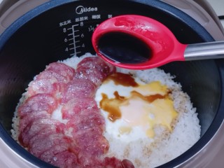 13、懒人煲仔饭--电饭煲版,焖好的米饭打开盖子，香味扑鼻而来，淋上调味汁，摆上青菜！