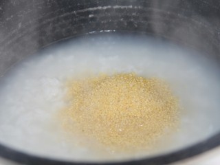 13、幸福早餐~红薯山药小米粥,煮十多分钟，大米7成熟左右，放入小米煮