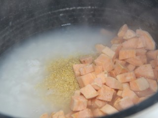 14、幸福早餐~红薯山药小米粥,再放入红薯