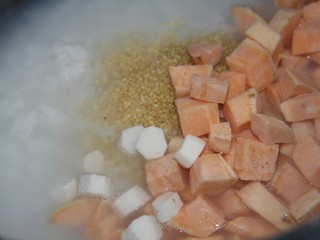 15、幸福早餐~红薯山药小米粥,放入山药