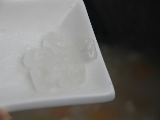 16、幸福早餐~红薯山药小米粥,放入冰糖，继续煮，再煮十多分钟