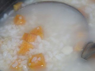 17、幸福早餐~红薯山药小米粥,红薯煮熟就可以了