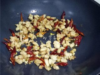 9、辣子鸡丁,放入鸡胸肉翻炒