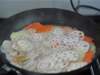 2、鲜香扑鼻的麻辣香锅,将藕片也倒进去