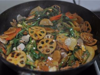 5、鲜香扑鼻的麻辣香锅,再将第二锅蔬菜加进去一起翻炒