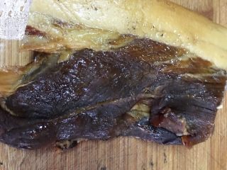 1、腊肉干锅,截取适量腊肉,温水洗净表面