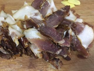 2、腊肉干锅,切片备用,我喜欢切比较薄,口感更好