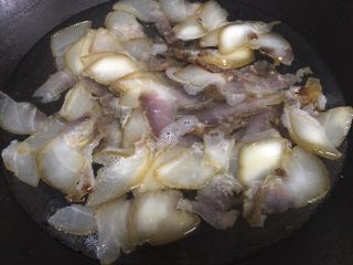 3、腊肉干锅,冷水下锅,煮热肉片稍变色关火,浸泡15分钟,一来去除多余盐分,二来然后腊肉回软,口感更好,泡好捞出沥干备用