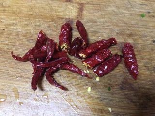 4、腊肉干锅,干辣椒切段