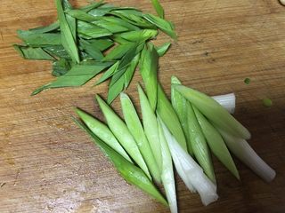 7、腊肉干锅,斜切大蒜苗请段