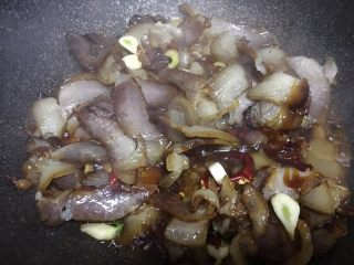 10、腊肉干锅,调味:生抽、蚝油、料酒,翻炒均匀
