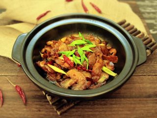 12、腊肉干锅,湖南人最喜欢各种干锅、火锅,一边吃一边炖煮,越吃越香,食材的味道越来越浓