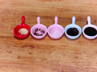 2、最开胃的下饭菜毛豆炒肉末,准备调料：生抽10g   蚝油8g    盐2g    花椒粒2g     鸡精2g