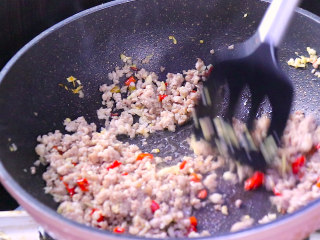 7、最开胃的下饭菜毛豆炒肉末,放入肉末翻炒至肉末颜色变白。