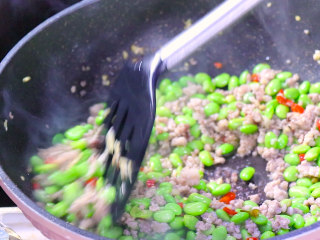 8、最开胃的下饭菜毛豆炒肉末,再放入毛豆翻炒一分钟。