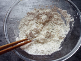 2、五彩汤圆,取90克糯米粉加入70克水，边加入边搅拌成颗粒状。加水的量只是参考，实际上要根据面团成团的情况来定。所以水要慢慢加，不要一次性加完。