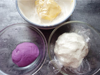 6、五彩汤圆,做好的三色面团，用保鲜膜盖好。