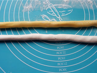 7、五彩汤圆,同样的方法在紫色面团和黄色面团上如法炮制，这样就有了四根细长条。