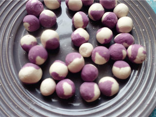 12、五彩汤圆,如法炮制完成黄白相间和紫白相间的小圆团。如果想吃有馅的汤圆，可以将小圆团压扁，裹入豆沙、芝麻等馅料后，再重新搓圆。