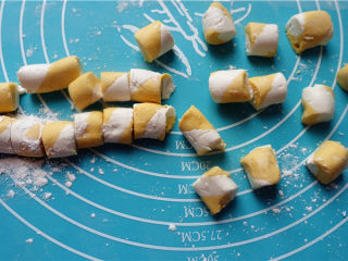 10、五彩汤圆,切成同等大小的小剂子。