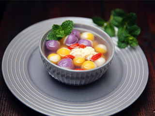 15、五彩汤圆,也可以加白糖。