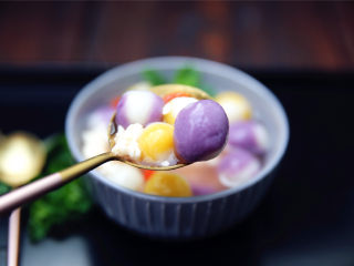 16、五彩汤圆,一口一个，美味停不了。