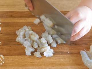 5、12m+自制虾滑(宝宝辅食),把虾仁切成小块~