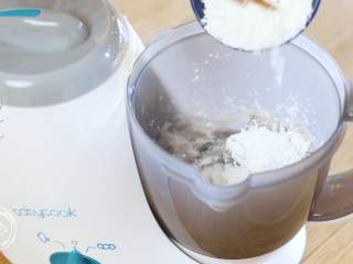 8、12m+自制虾滑(宝宝辅食),然后,放入淀粉、蛋清和少量的盐,再次搅打细腻~