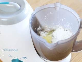 9、12m+自制虾滑(宝宝辅食),然后,放入淀粉、蛋清和少量的盐,再次搅打细腻~