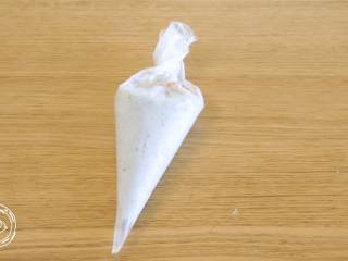 12、12m+自制虾滑(宝宝辅食),然后装入裱花袋就可以备用了,可以放入冰箱冷藏,记得3天内吃完哈~