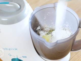 10、12m+自制虾滑(宝宝辅食),然后,放入淀粉、蛋清和少量的盐,再次搅打细腻~