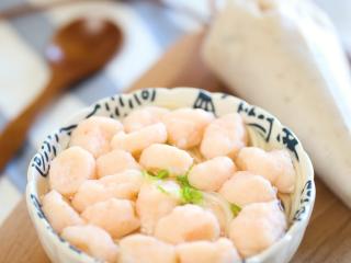 15、12m+自制虾滑(宝宝辅食),煮熟盛出,炒鸡好看又好吃哦!可以给宝宝加入各种蔬菜搭配,百搭虾滑完成!赶紧get起来!