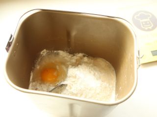 1、香酥粒迷你香蕉热狗,中种面团材料全部放进面包机。