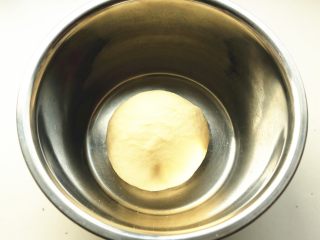 2、香酥粒迷你香蕉热狗,揉成面团，放到温暖的地方盖保鲜膜发酵。