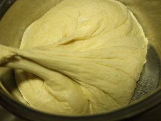 3、香酥粒迷你香蕉热狗,中种面团发酵成蜂窝状并回落。