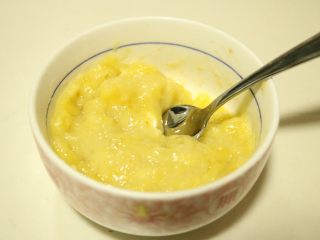 4、香酥粒迷你香蕉热狗,熟透的香蕉捣成泥。