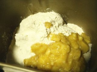 5、香酥粒迷你香蕉热狗,主面团的材料除了黄油外放进面包桶，中种面团撕成块也放进去，面包机揉面15分钟后再放入室温软化的黄油再揉15分钟，可以拉出手套膜最佳。