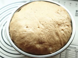 6、香酥粒迷你香蕉热狗,再次放到温暖湿润的地方发酵至2倍大。