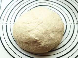 7、香酥粒迷你香蕉热狗,发酵好的面团拍打排气。