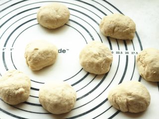 8、香酥粒迷你香蕉热狗,分成16份均匀大小的面团，可以烤两盘。