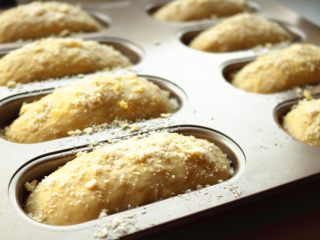 11、香酥粒迷你香蕉热狗,发酵好的面团比较饱满，轻触有弹性，不会回落，刷上配方外蛋液，撒上香酥粒。