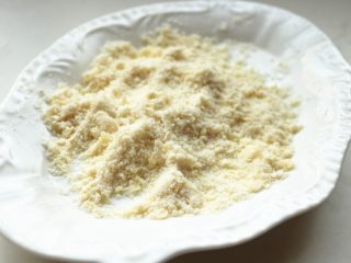 10、香酥粒迷你香蕉热狗,面团发酵的时候做香酥粒，黄油面粉白糖搓成颗粒状就可以了。