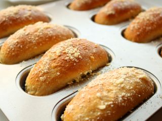 12、香酥粒迷你香蕉热狗,烤箱提前预热150度，中层烤12分钟，烤好的面包第一时间放到烤网上晾凉。