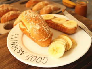 13、香酥粒迷你香蕉热狗,又简单又好吃。