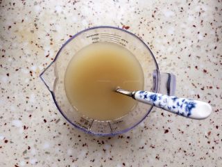 2、【瘦身解暑】小米绿豆饮,舀出的小米绿豆清汤放杯子里备用