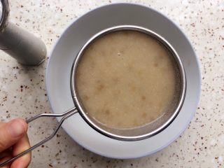 4、【瘦身解暑】小米绿豆饮,然后进行过滤