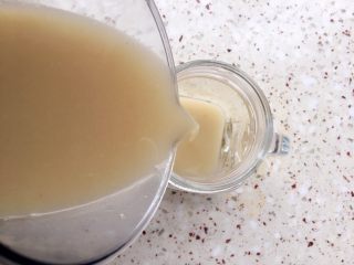 7、【瘦身解暑】小米绿豆饮,倒入杯子里