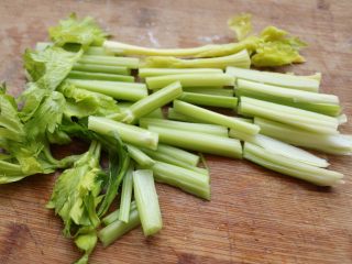 6、酱汁焖锅,芹菜切段，最后时候放入，香气很好闻。