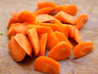 7、酱汁焖锅,胡萝卜切滚刀块，多吃胡萝卜对眼睛好。